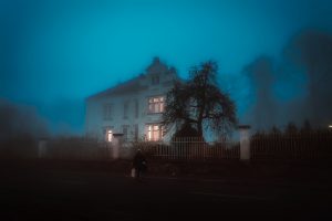 霧の中の家